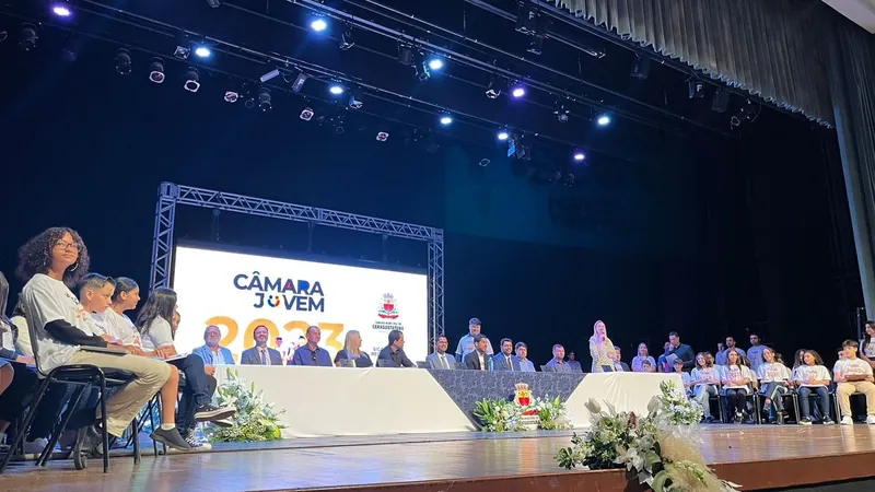 Alunos tomam posse da Câmara Jovem de Caraguatatuba