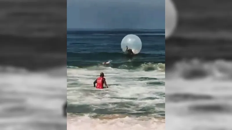 Banhistas são resgatados em uma bolha inflável por bombeiros em Copacabana