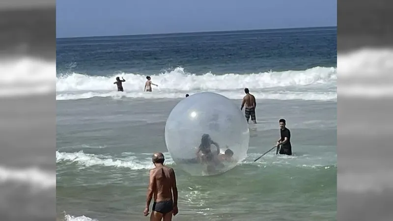 Guardas municipais apreendem bolas aquáticas na Praia de Copacabana, no Rio