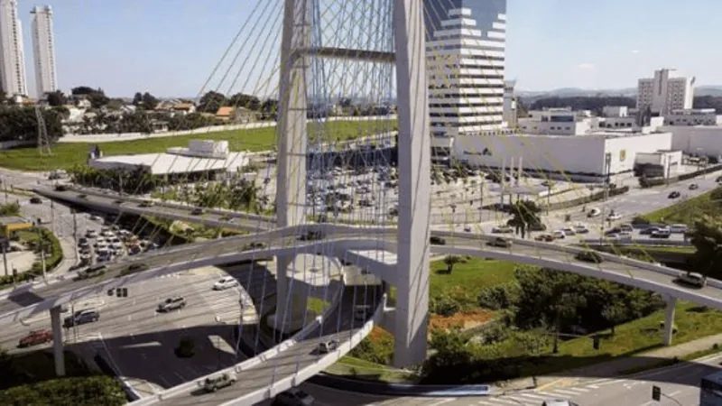 Carro bate na Ponte Estaiada em São José dos Campos