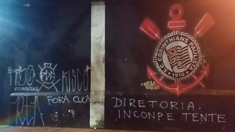 "Fora, Cuca": Torcedores do Corinthians picham muros do Parque São Jorge