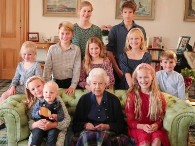 Rainha Elizabeth II é lembrada em seu aniversário em foto com netos e bisnetos