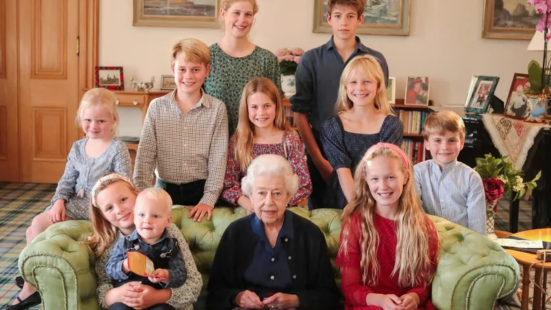 Rainha Elizabeth II é lembrada em seu aniversário em foto com netos e bisnetos