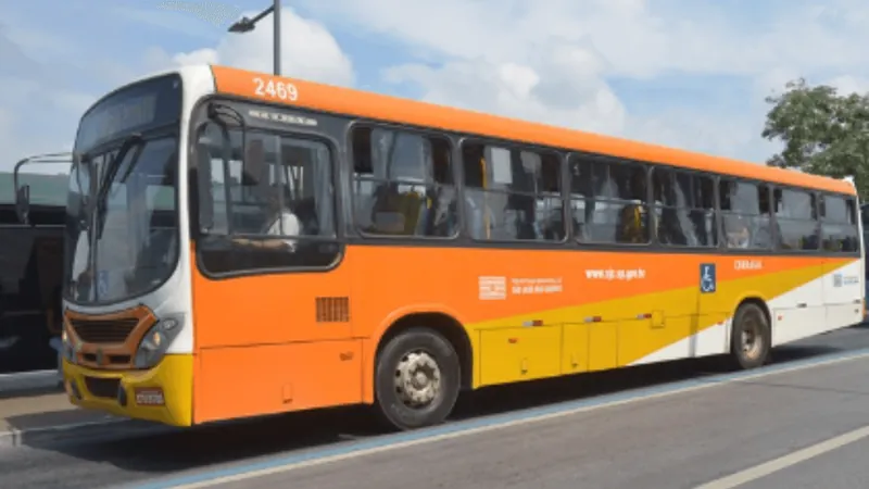 Ônibus colide contra carro em São José dos Campos