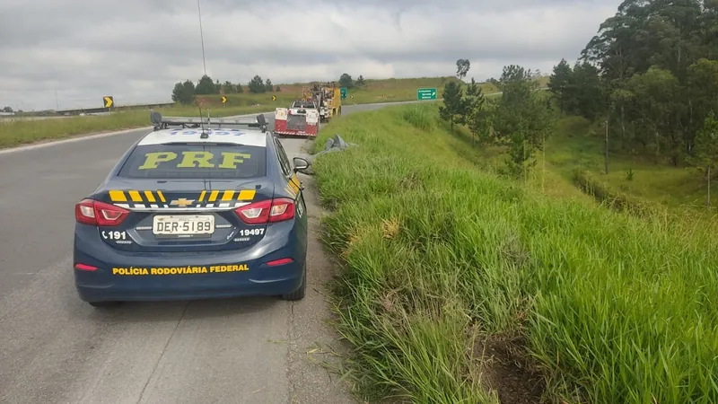 Jovem morre em acidente de moto na Dutra em Jacareí