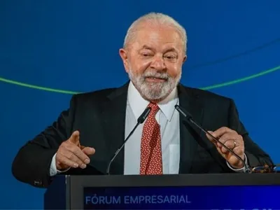 SP: Lula participa de inaugurações em universidade e fábrica de ônibus no ABC