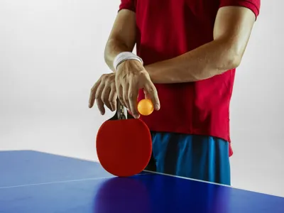 Mesa, raquetes e bolinhas: veja itens para jogar ping pong em casa