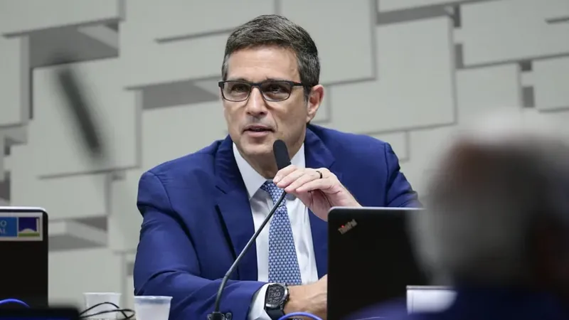 Campos Neto defende juros em 13,75% e prevê inflação em 10% sem atuação do BC