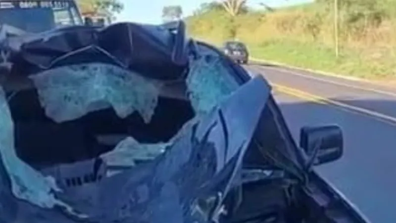 O carro ficou destruído com o impacto