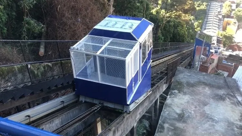 Moradores da comunidade Santa Marta voltam a contar com o plano inclinado