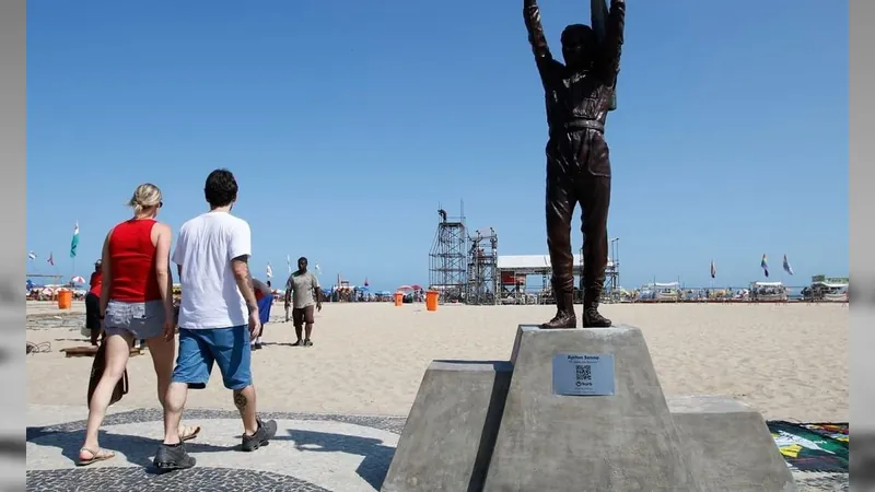 Placa da estátua do piloto de Fórmula 1 Ayrton Senna, em Copacabana, é furtada