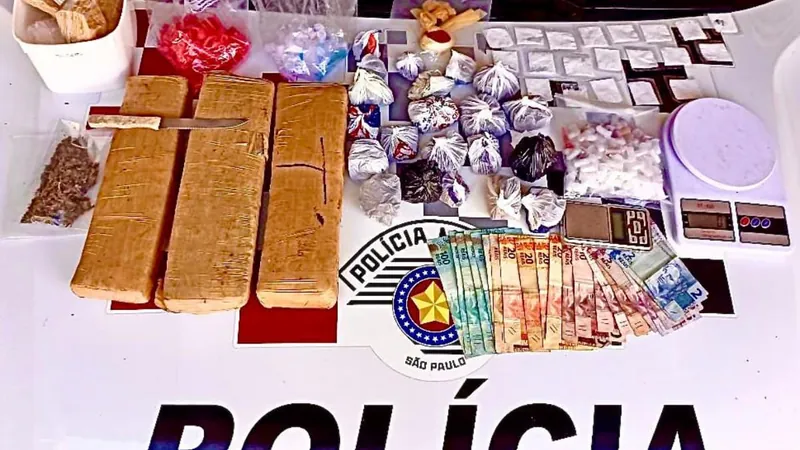 Eles estavam de posse de cocaína, maconha e dinheiro