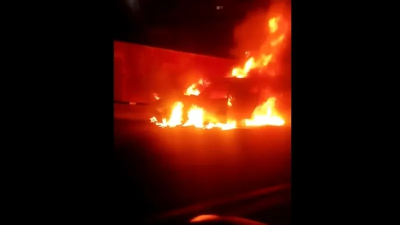 Carro fica destruído após pegar fogo em São José dos Campos