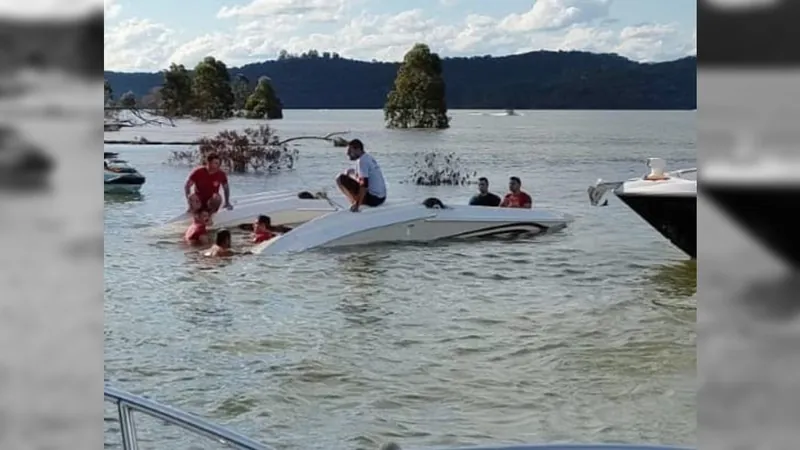 Hidroavião cai em represa em Bragança Paulista