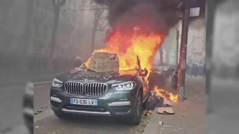 Manifestantes entram em confronto com a polícia durante protestos na França