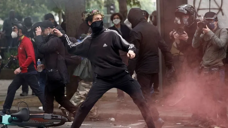 França prende 170 manifestantes e convoca reunião de emergência após protestos