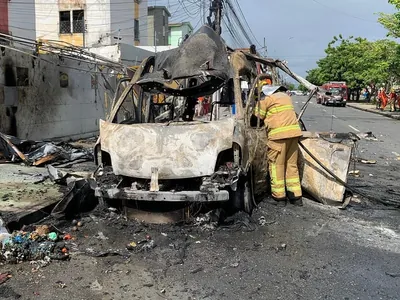 Vídeo: ambulância pega fogo, explode e fica totalmente destruída em Aracaju