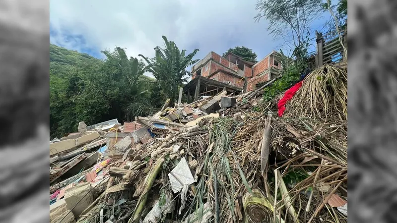 Desabamento em comunidade do Rio deixa um morto e oito feridos