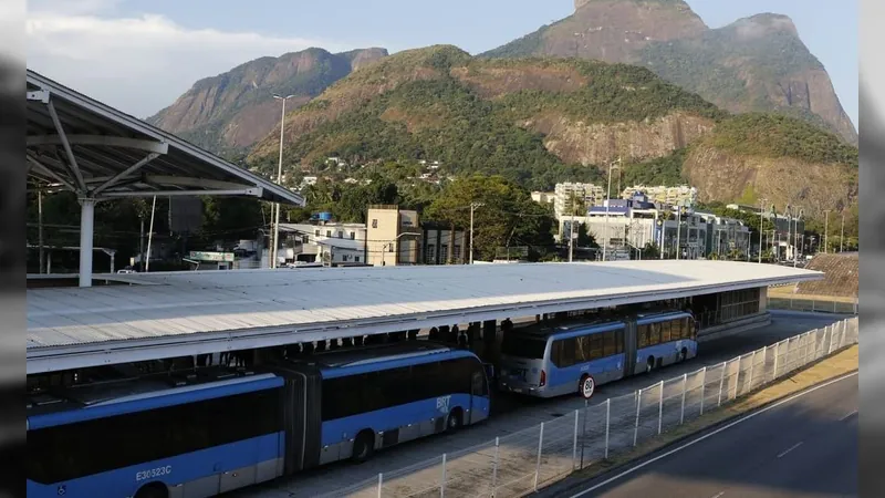 Rio de Janeiro registra 63 acidentes por invasão à calha do BRT em 2023