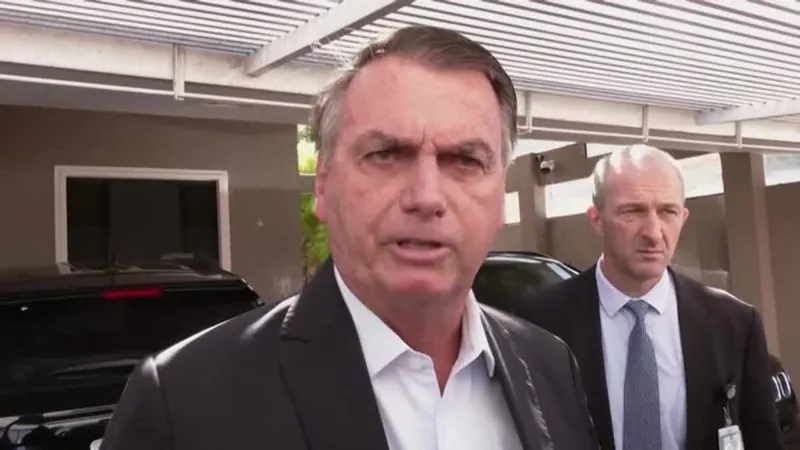 Bolsonaro nega adulteração em cartão de vacinação e diz não ter nada a esconder