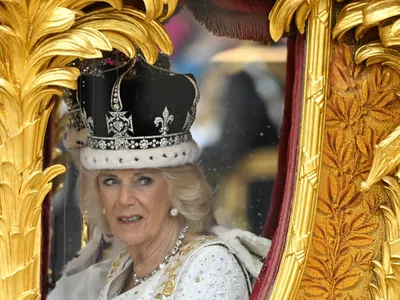 Camilla é coroada rainha da Inglaterra e web reage: 'Amante'