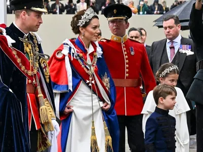 Kate rouba cena com vestido Alexander McQueen e brincos de Diana em coroação