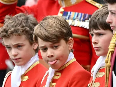 Príncipe George mostra a língua na coroação do avô, o rei Charles III