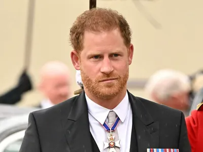 Príncipe Harry vai à coroação sem Meghan Markle e chega com primos