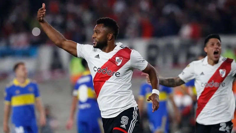 Questionado no Brasil, Borja supera reserva e vira protagonista no River