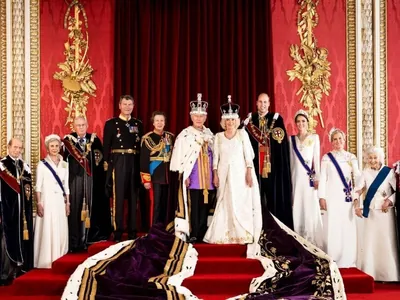 Família Real divulga retratos oficiais após coroação do Rei Charles III; fotos