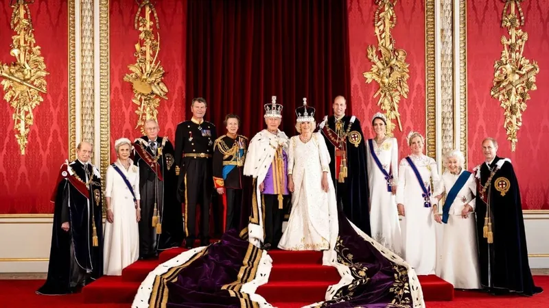 Família Real divulga retratos oficiais após coroação do Rei Charles III; fotos