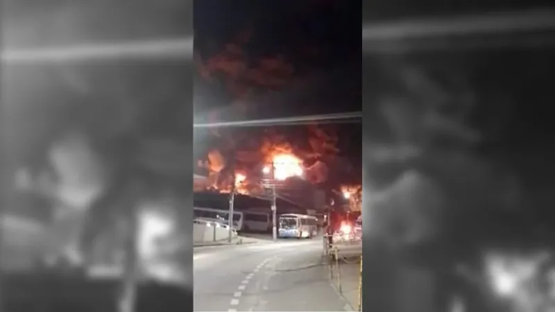 Polícia investiga se incêndio em garagem de ônibus no Rio foi criminoso