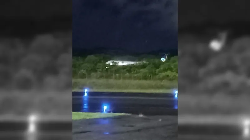 Avião que saiu de Viracopos ultrapassa pista de pouso e para em área de mata