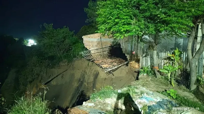 Cratera gigante conhecida como voçoroca “engole” casa em cidade do Maranhão