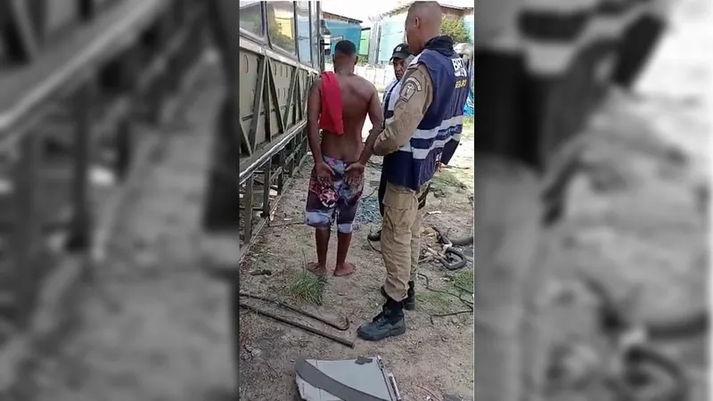 Homens são presos em flagrante após furtar peças de BRT queimado