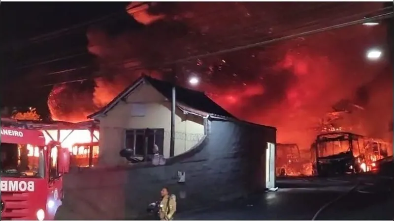 Polícia espera concluir inquérito sobre incêndio que destruiu dezenas de ônibus