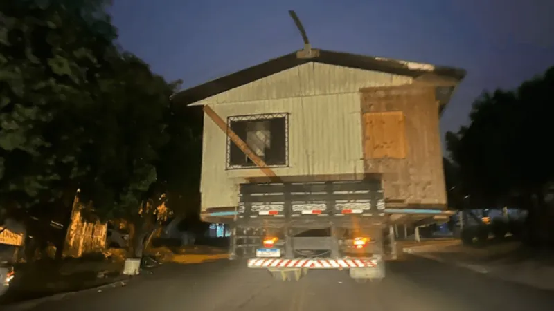 Caminhão é flagrado transportando casa em Santa Catarina