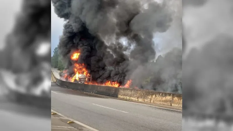 Caminhão-tanque tomba e pega fogo em Barbacena