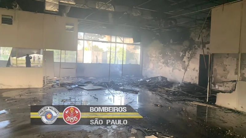 Galpão abandonado em área de shows pega fogo em São José dos Campos