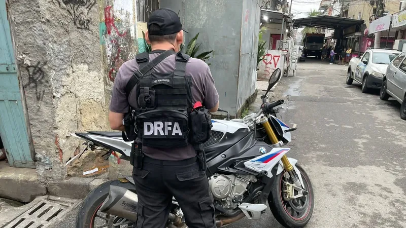 Polícia recupera mais de 50 veículos em operação na Maré