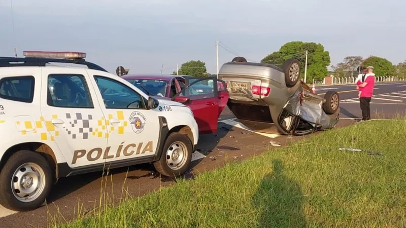 Um dos carros bateu em uma viatura da polícia