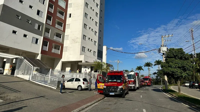 Incêndio em apartamento mobiliza bombeiros no Urbanova, em São José dos Campos