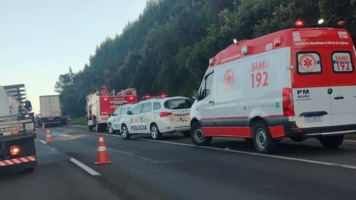 Motorista Morre Após Caminhão Bater Na Traseira De Outro Veículo | Band ...