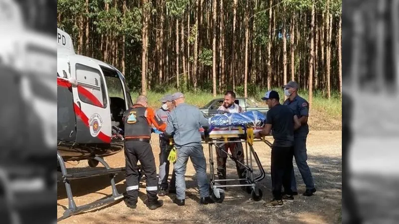 Praticante de motocross é socorrido de helicóptero após queda em Taubaté