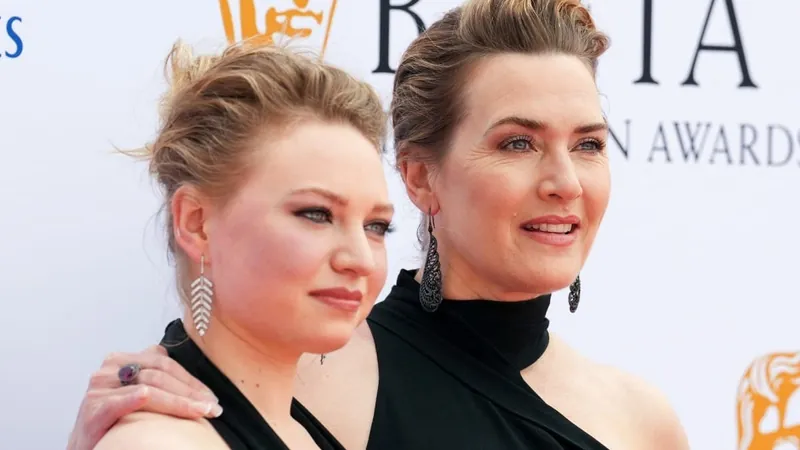 Kate Winslet faz rara aparição ao lado da filha de 22 anos em tapete vermelho