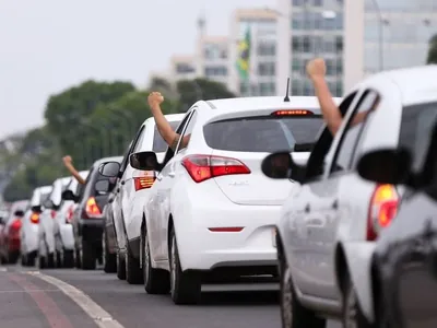 Motoristas de aplicativo protestam contra projeto de regulamentação da profissão