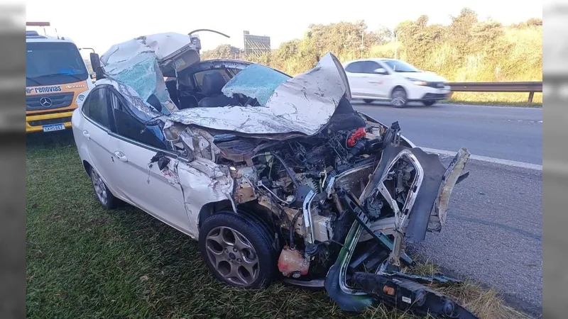 Motorista bate em traseira de caminhão na SP-340 em Jaguariúna