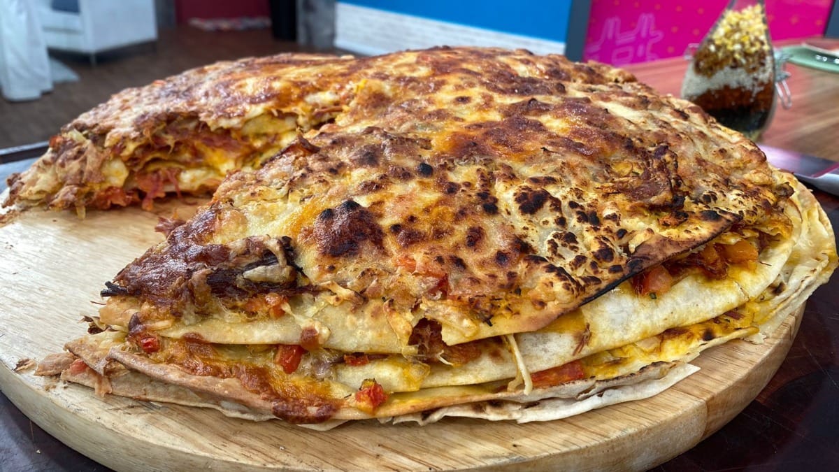 Quesadilla super recheada com carne seca e queijo | Band Receitas