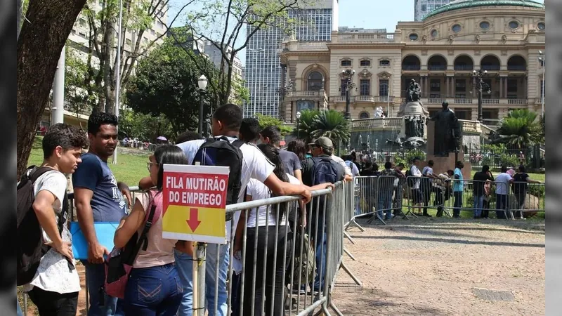 Taxa de desemprego fica em 8,5% no trimestre encerrado em abril, aponta IBGE