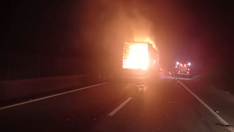 Colisão traseira entre dois caminhões causa incêndio na Dutra em Cruzeiro